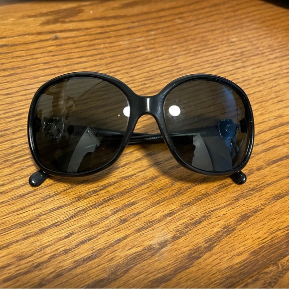 CHANEL Elegant Black Sunglasses - Picture 2 of 7